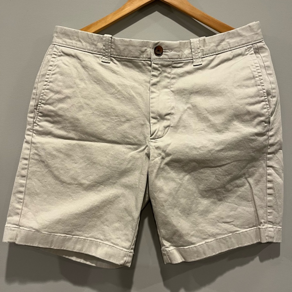 Men's JCREW 9" inseam - 32 Waist Classic Khaki Shorts